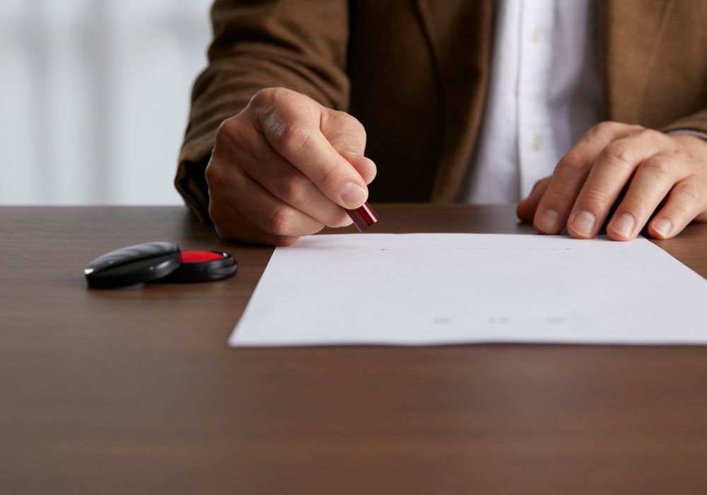 書類に印鑑を押そうとしている 書類に印鑑を押そうとしている